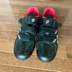 Like new, size 40 Peloton Cycling shoes